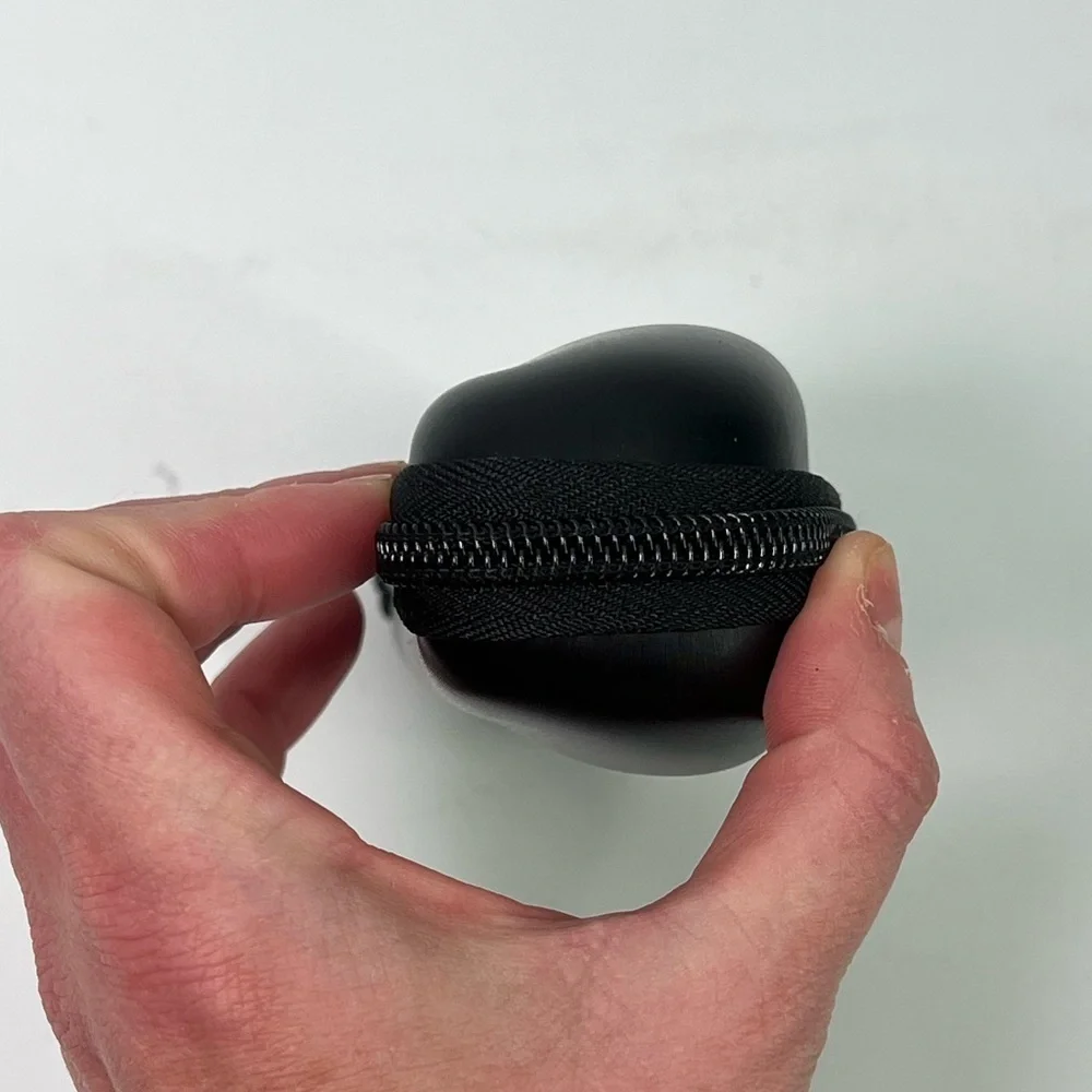 NEW Unused Vogue Black Clamshell Semi Hard Eyewear Glasses Case w Zipper & Cloth
